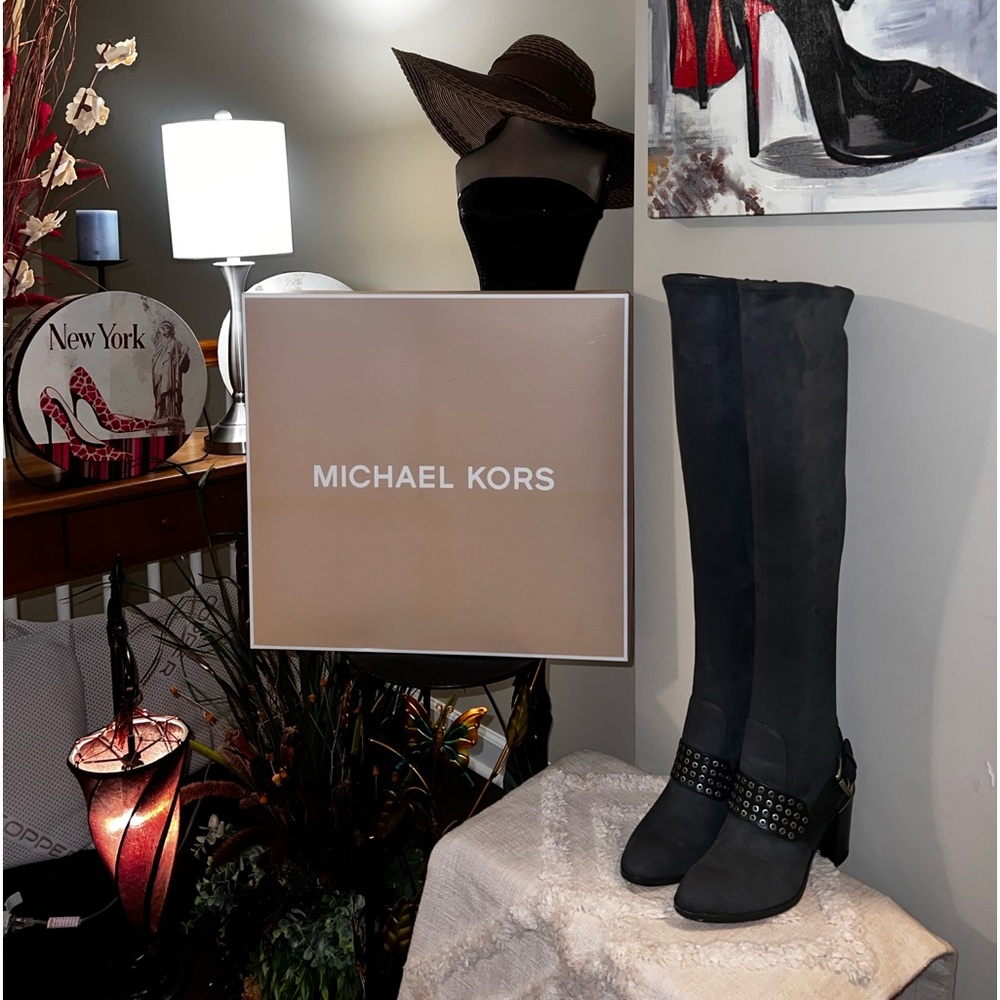 Michael Kors gray suede thigh high boots.
PayPal payments not accepted.